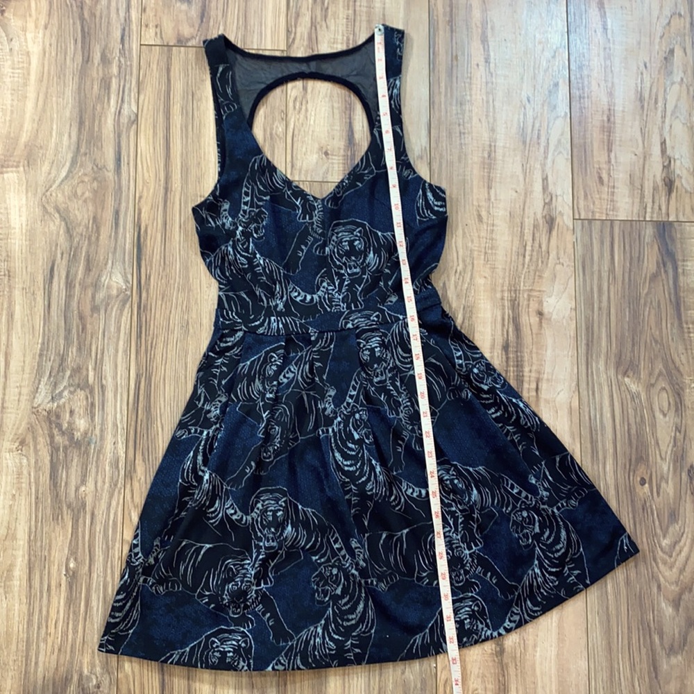 Dress - Picture 2 of 10